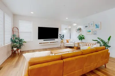 Image de Bright modern dog-friendly home with mountain view & fenced yard