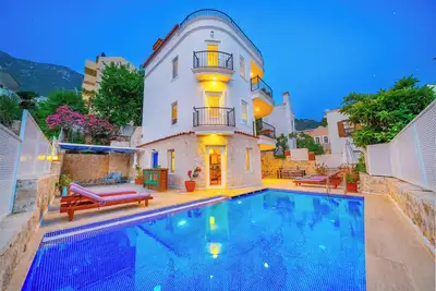 Image de Beautiful 4 bed villa in an enviable position close to the Old Town.