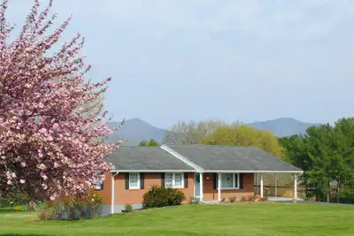 Image de Private Main Level of this Sunny House Near the Blue Ridge Parkway, Bedford, Va