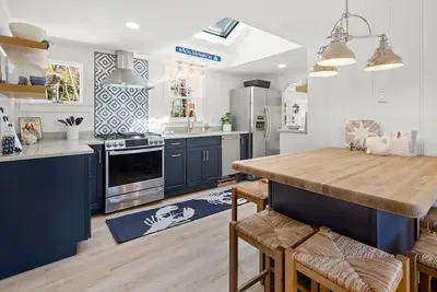 Newly Renovated Upscale Cottage/Pvt 2 King Br Ensuite /1 Mile to Hardings Beach