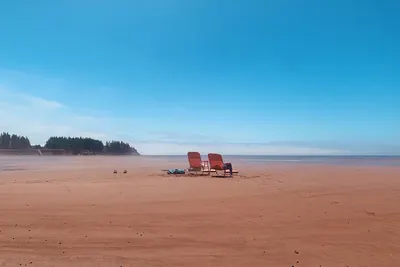 Image de Oceanfront cottage. Steps to the beach, pet & family friendly. .
