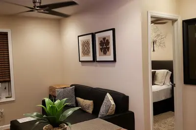 Image de New Queen Bed Modern Entire Apt!