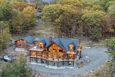 Image de 2025 Log Home- Ski Chalet w/ Luxury Amenities. direct Views of Hunter Slopes