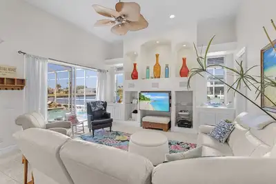 Image de This  Villa has it all! Waterfront - boat dock, tiki hut, hot tub, sauna & pool!