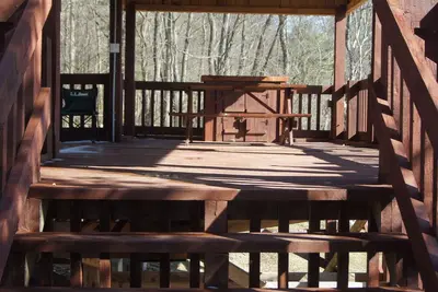 Image de Treehouse-Camping Cabin - Pet friendly - No Smoking on property