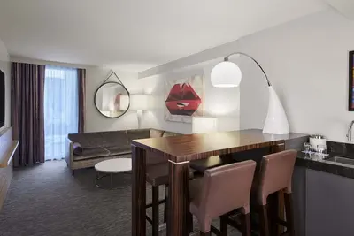 Image de 1-Bedroom Suite at a 4⭐️ Hotel