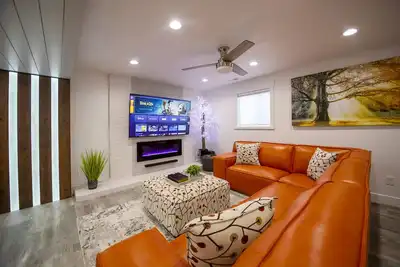 Image de Natures Best Modern - Amazing Getaway, 2- Person Led Shower, 75\" Tv, King Bed