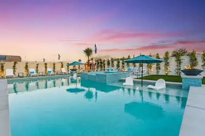 Image de Turquoise Dream -  Brand New, Close to festivals, Oversized Pool + golf + 3miles from festivals