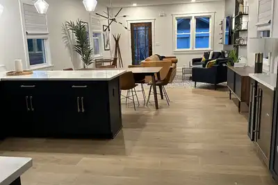 Bright and clean home within a quick walk to Hyde Park Square