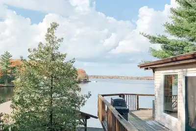 Image de Waterfront Muskoka Cottage with Large Dock, Fire Pit & Gorgeous Sunsets