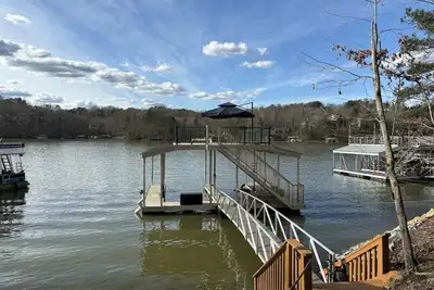 Image de Cozy lake house & 2-story dock. Enjoy sunsets, fishing, & relaxing w/ friends.