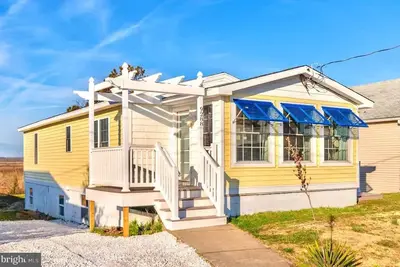 Image de Family Friendly Modern Cottage with Large Deck Steps From Beach