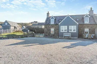 Image de A hidden gem of a cottage, sitting in its own secluded spot on the seafront in Whitehills.