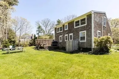 Image de Cozy and modern beach house & separate living space; perfect for families!