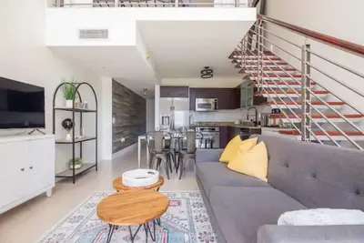 Image de 2 Beds in Luxury High Rise with a View and Parking