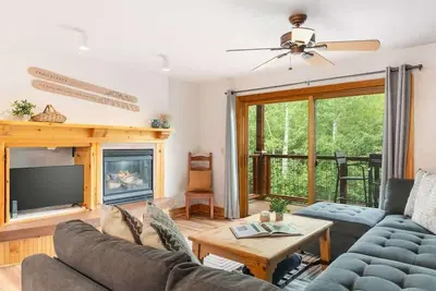 Image de Basecamp Stays: Vibrant Spacious Ski Pad, Hot Tubs