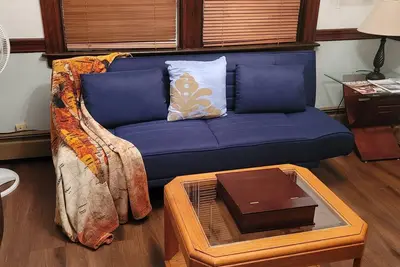 Image de Hotel suite like unit close to major shopping centers, highways, parks, schools.