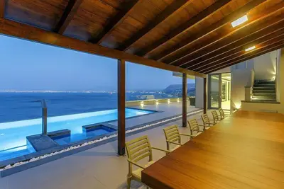 Image de Sparkling ocean views with heated pool