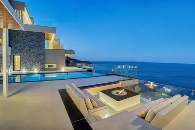 Image de Newly Built 7 bedroom villa with heated pool