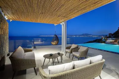 Image de Brand new 6 bedroom villa with a heated pool