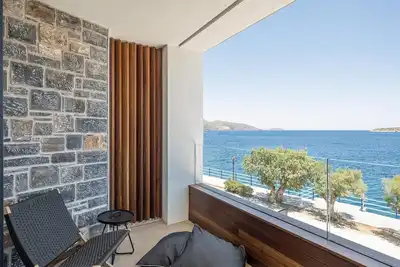 Seannamon Luxury Sea View Suites next to the beach