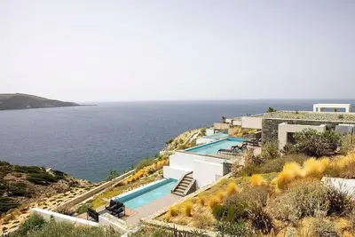 Image de Seafront 5 bedroom villa with access to the beach