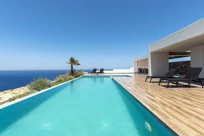 Image de Seafront 4 bedroom villa with access to a beach