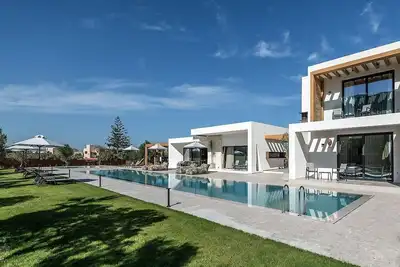 Image de Brand new 8 bedroom villa with a heated pool