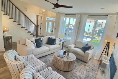 Image de Charming Bungalow in beautiful Barefoot Bay  - Fire pit, lakefront pool and more