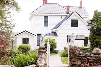 Image de Beautiful 6 bedroom Historic Park Victorian