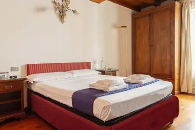 Image de Elegant apartment in an 18th-century historic building - 5 minutes to the Duomo!