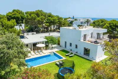 Modern villa with pool 2 minutes from the beach