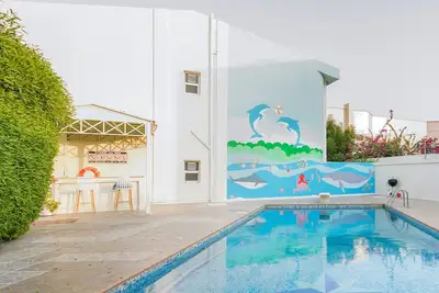 Image de Fabulous villa w\/ swimming pool, billiards table, garden oasis