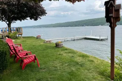 Image de Keukation - A Beautiful Lakefront Home.