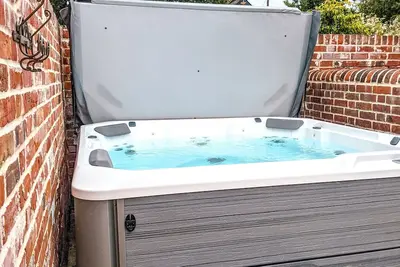 The Hayloft cottage New Forest with hot tub