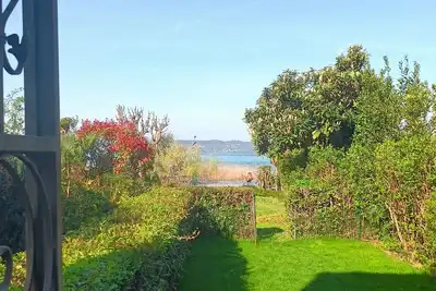 Image de Unique garden apartment in beach villa directly on the lake