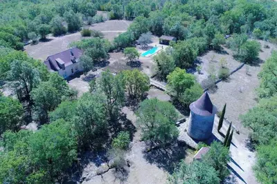 Image de Gîtes du Domaine de Moulin-Phare dans un Moulin avec grande piscine couverte