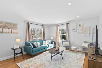 Image de Stylish & Luxurious 3 Bdr Home with Play Station