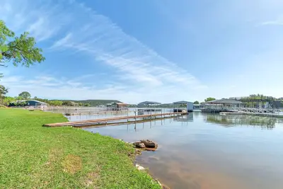 Image de Lake house in a quiet cove, short boat ride to Hells Gate!