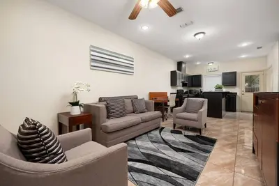 Image de Nest at Hummingbird 3 w King bed free parking  Patio