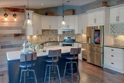 Image de Lakefront. Spectacular Mountain and Lake Views/Dock/Private Cove. Gentle Slope.