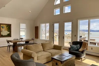 Image de Waterfront Luxury in Town