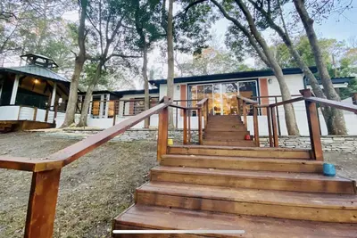 Image de Equestrian Lakefront Cottage