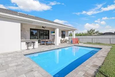 Image de A beautiful new built home located close to down town Cape Coral