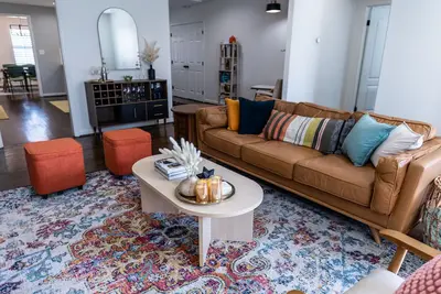 Image de 1940s Retro-Modern Home-8 min to Downtown Houston