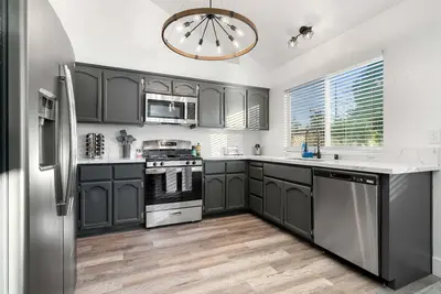 Image de Spacious 4Beds\/3Baths Fully Remodeled Mansion