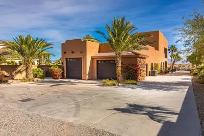 Image de Beautiful Waterfront Villa with loading dock!