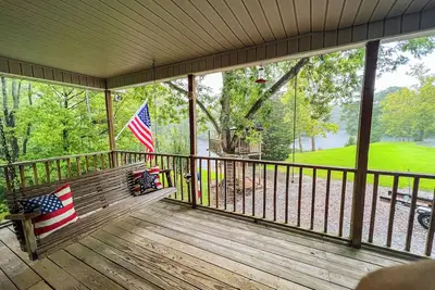 Image de Reel'em Inn is a cozy river front fishing cottage on the Cashie River.