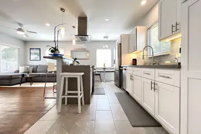 Image de Dwell Art Gallery Home ~ Cozy Cottage Santa Monica