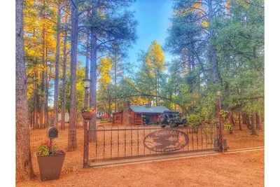 Image de Fully fenced yard, dogs welcome!